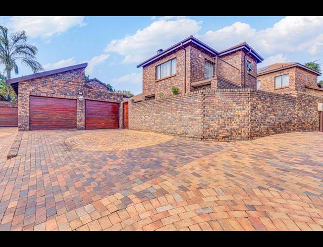 3 BEDROOM TOWNHOUSE FOR SALE IN FOURWAYS